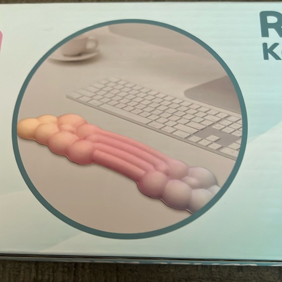 Rainbow keyboard wrist rest - Picture 2 of 4